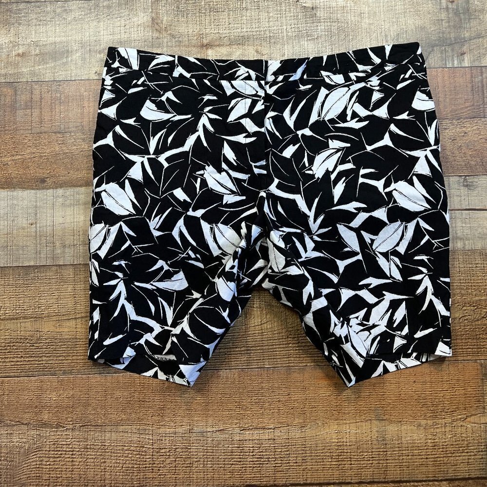 Mario Serrani Black & White Shorts size 16